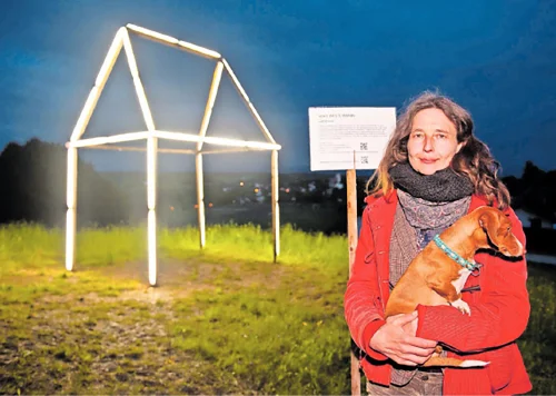 Anke Westermann steht vor ihrem Werk "Lichthaus"