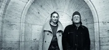 Portrait des Kuenstler-Duos vor einer Stein-Wand