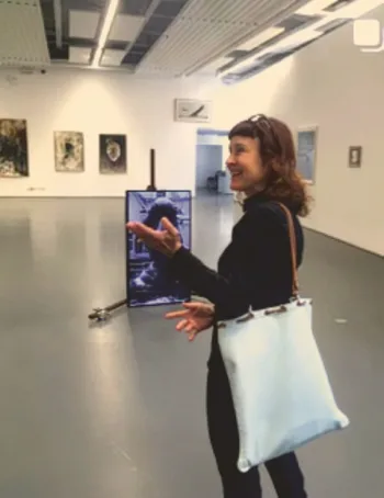 Christine Schulz in einer Ausstellung