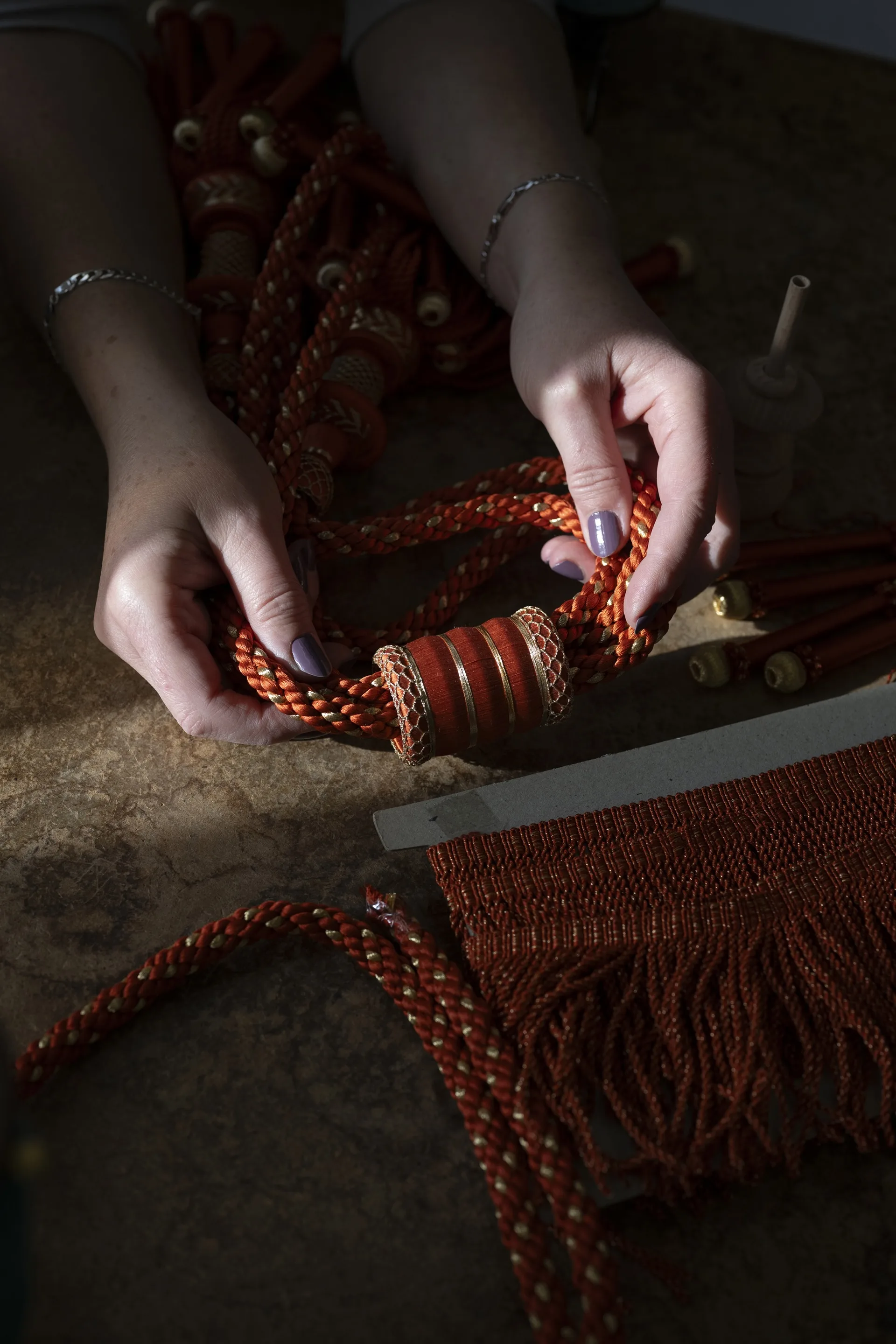 
              Aus der Serie AM SEIDENEN FADEN: In Handarbeit werden Quasten nach historischem Vorbild gefertigt. 2005 © Heike Zappe              