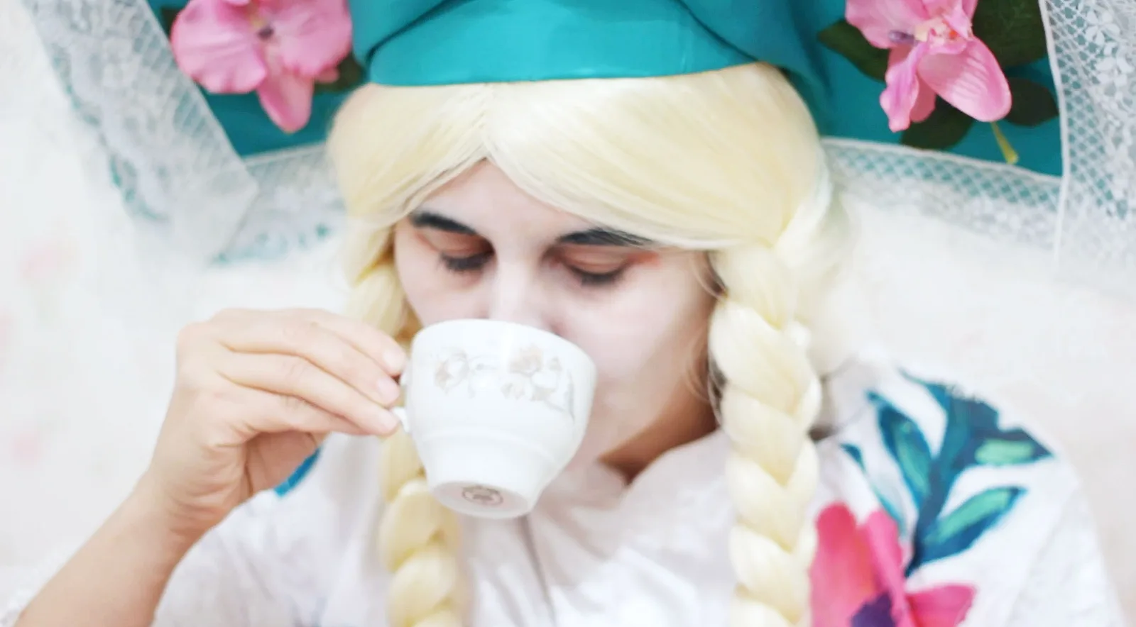 
              Kaffeeklatsch, Videoperformance - © Nezaket Ekici 2019              