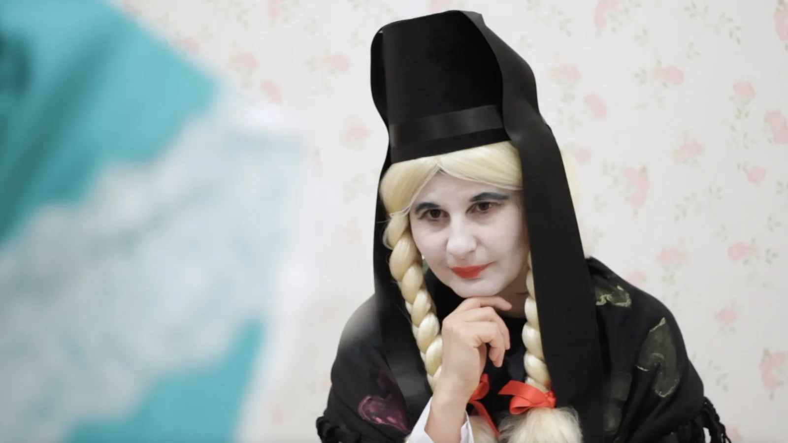 
              Kaffeeklatsch, Videoperformance - © Nezaket Ekici 2019              