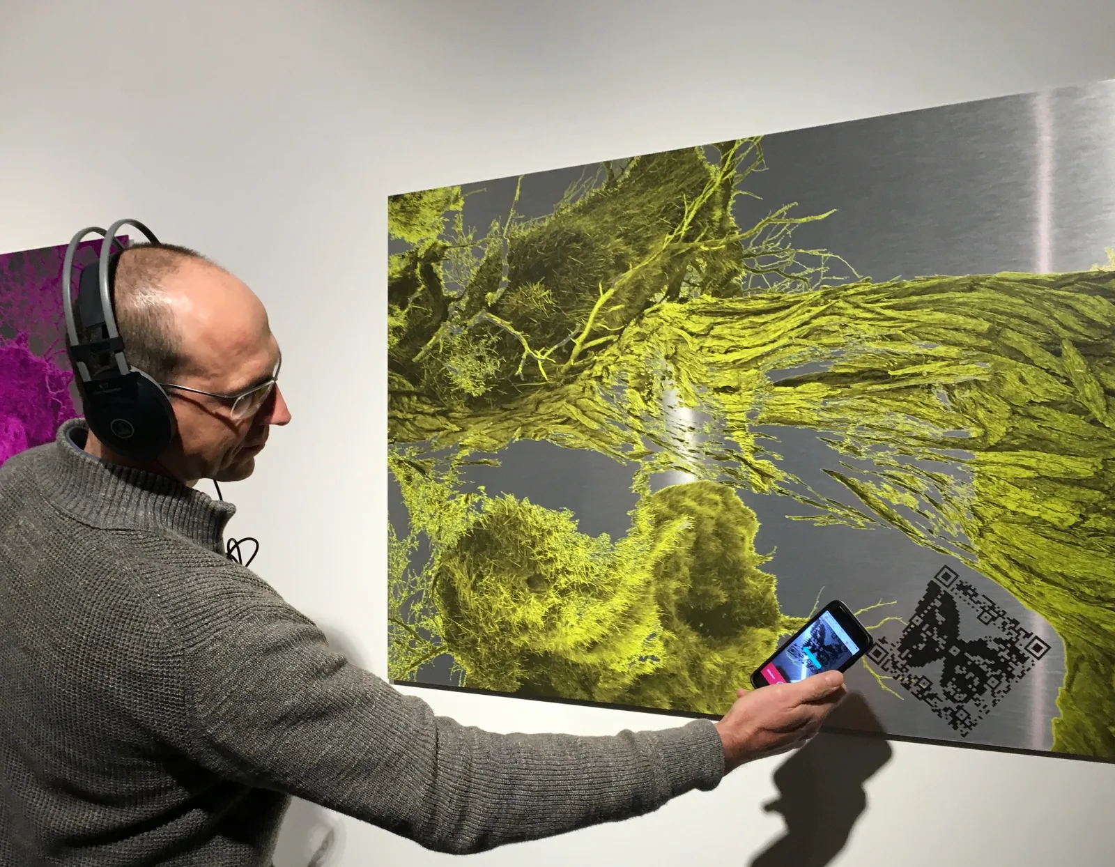 
              Audio Biospheres Yellow, 2017. Der Besucher scannt den QR-Code, um die Klangkomposition zu hören. © Sabine Schäfer - Foto: Annette Hünnekens              
