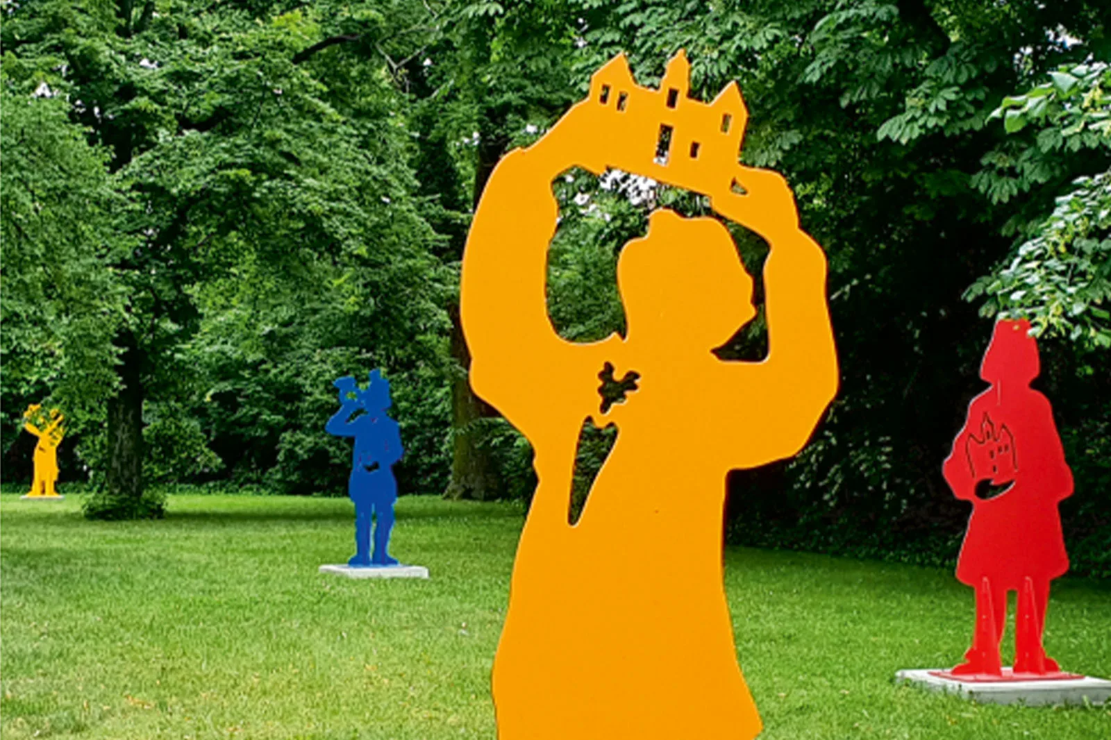 
                            Figuren im Park              