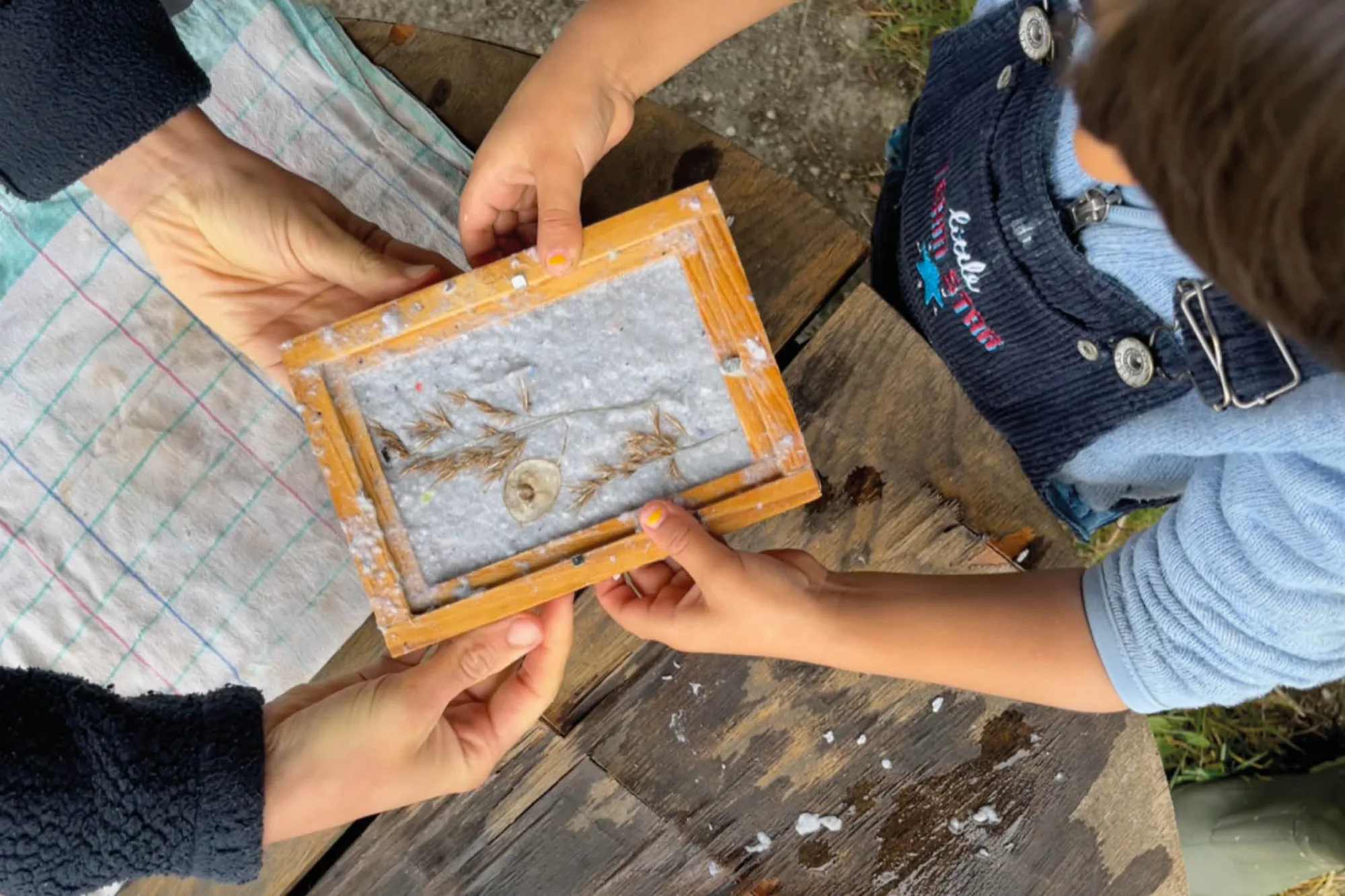 
                            Papierschöpfen - Kunst recyclen - intellektuelle Substanz kompostieren              